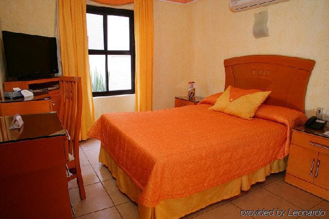 Hotel Puerta Del Sol Guadalajara Zapopan Room photo