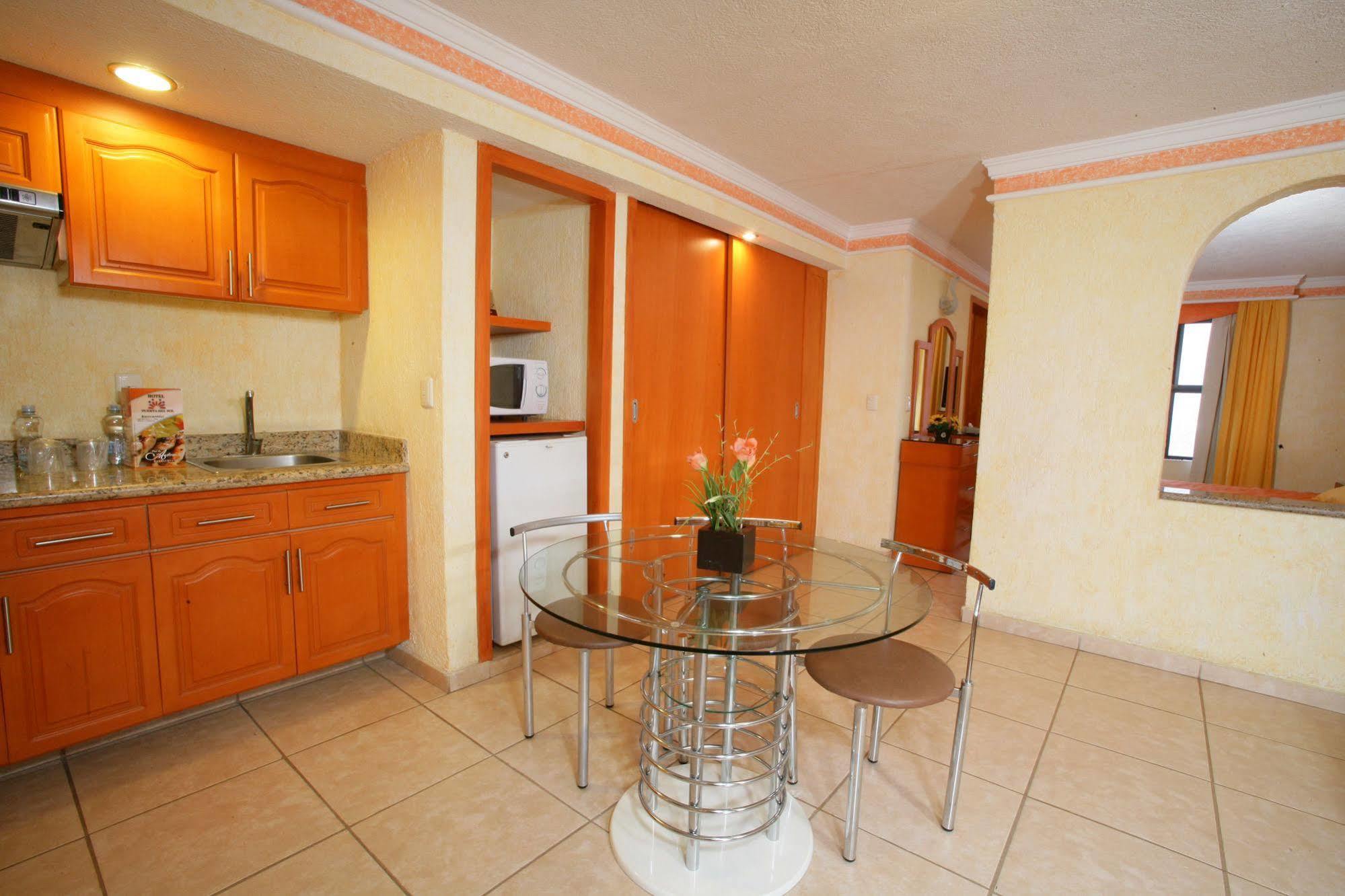 Hotel Puerta Del Sol Guadalajara Zapopan Room photo